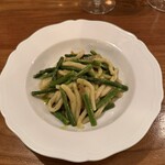 ジロトンド - 4皿目
      イタリアン産野生種アスパラガスのパスタ。