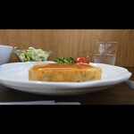 キッチン ブルー グローブ - 横から、オレンジソースが流れる