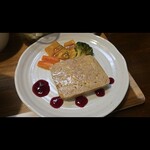 キッチン ブルー グローブ - 今月15日、鶏肉とチーズのテリーヌ　ドラゴンフルーツのソース