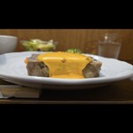 キッチン ブルー グローブ - 横から、分厚いテリーヌ、タップリなチーズソース