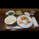 キッチン ブルー グローブ - 昨年7月初旬、銀鮭ミキュイ　マスカルポーネとヨーグルトのタルタル添え