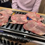 焼肉大衆酒場 真 肉焼屋 - 