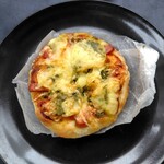 moa - 厚切りベーコンと新じゃがバジルソースピザ