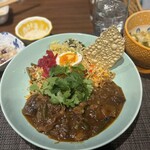 Subry - ビリヤニにカレーがけ(牛すじ・ナス・いんげんのカレー)