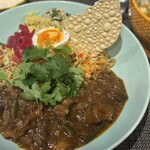 Subry - ビリヤニにカレーがけ(牛すじ・ナス・いんげんのカレー)