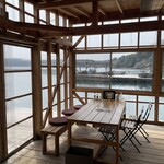 的矢かきテラス - 海上レストラン　窓から養殖場が見えます