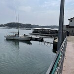 的矢かきテラス - お店へと続く橋から海上レストランが見えます