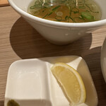 支那蕎麦 澤田 - 最後にレモンを搾ると爽やかな味わいに。センスが良い