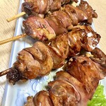登川 - 表面はカリッと、中はモッチリしたキモ串。甘い半生のキモが舌に絡みつく。