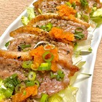 登川 - 鴨焼。紅葉おろしと塩胡椒、ポン酢が見事にマッチし、噛み締めると鴨のジューシーな肉汁が口の中に溢れる。