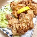 登川 - お嬢様、さくらさんが丁寧に揚げた地鶏唐揚げは常連さんに大人気の一品。カリッと香ばしく揚がった唐揚げは、下味が程よく、鶏の旨味を最大限に引き出す。これもマストなアイテム。