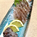 登川 - 丁寧に一匹毎に解体して刺身に。卵と内臓ミソが美味。蛍烏賊は鮮度が命。歯応えと独特の甘みが堪らない。
