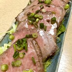 登川 - 和牛たたきは、限りなく温かい生に近い火入れにて、和牛脂の甘みと濃厚な赤身のバランスが素晴らしい。