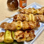 登川 - ねぎ間・葱が香り高く、シャッキリした歯応えとした甘みに鶏の旨味と焦げた醤油タレが絡み、みんな大好きな串