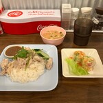 サバイサバイ タイ屋台 - カオマンガイのセット