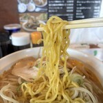 ラーメン工房 みそ伝 - ぎっしり入った西山製麺。