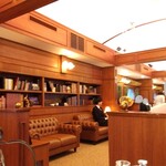 食堂車レストラン 黄昏号 - 車内(中央は役者さん)