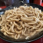 ラーメン二郎 - スープ吸いまくってウマし色の極太平打ちウェーブ麺。