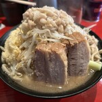 ラーメン二郎 会津若松駅前店 - 豚2枚は厚切りで角煮風。