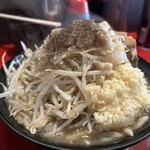 ラーメン二郎 - 無料トッピングはニンニクマシマシ・アブラマシマシ。