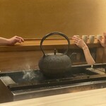 酉囃子 - 炭火で南部鉄瓶