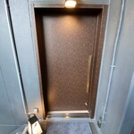 酉囃子 - エレベーター降りたらシンプル扉