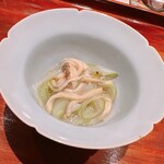 炎水 - 鳥取産の蒸した黒鮑とビオレッタの葛餡。オリーブオイルの香りでいただきます