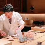 炎水 - 削りたての本枯節をお皿に盛り付けます