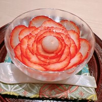 炎水 - 季節柄、イチゴを椿の花に見立てたのかな？