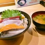 海鮮ちらし　あおさの味噌汁