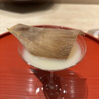 肉屋 田中 - たけのこ千葉初物スープ皮は炙って香り付けに