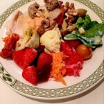 ロウリーズ・ザ・プライムリブ 大阪 - いちごが嬉しい 見た目も気分もあがる