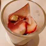 ロウリーズ・ザ・プライムリブ 大阪 - いちごが色々使われてる イイ