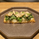 uto - 肴/菜花 蛤ミルフィーユ仕立て。届いた瞬間から、芳醇なバターの香りとガーリックソースの香りで絶対おいしいのがわかる！新じゃがいも➕菜の花➕蛤で、春全開のおいしさ。