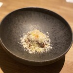 uto - 冷\蛍鳥賊 新玉葱　旬のホタルイカ。新玉ねぎの軽くローストした甘みとホタルイカ自身をピューレにしたソースの旨味が素晴らしい。上からかけられているのはチーズと生カリフラワー！食感のアクセント✨