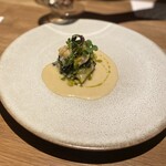 uto - 春甘藍 若布　旬の春キャベツと生わかめのシャキシャキ食感。おソースはアンチョビ。バターで焼いた白バイ貝が肉厚で柔らかくて、ちょっとアワビを思い出す位に美味しく仕上がってました