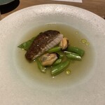 uto - 魚/水泳 ～ala nage~ナージュと言う出汁の中で、食材を泳がせる調理法で仕上げた1品。魚は黒ソイ。おだしは、魚介ベースに+生ハムの出汁も加えて動物性の旨味もon。インゲンがシャキシャキ！