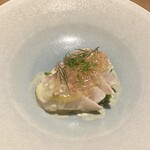 uto - 始／桜真鯛　桜のジュレで仕上げた真鯛カルパッチョ。桜の葉と少し苦味のある品種のレタスを敷いてあります。香りが素晴らしい！酸味をコントロールしたクリーミーなソースがおいしい。