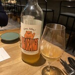 uto - ブラッドオレンジ味に合わせるのは、カリフォルニアのオレンジワイン。特有の渋みと鮮やかな酸味がキリッとして美味しい！めっちゃお料理に合う！