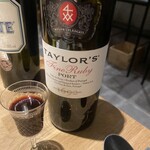 uto - デザートのソースにポートワインが使われているとの事で、こちらも飲ませていただけました。甘さにとても深みがありました。素晴らしい食後酒をいただきました。