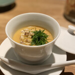 uto - 蜆/血橙蝦蛄　ブラッドオレンジを使用した茶碗蒸し。おかひじきのシャキシャキ食感と、シャコのえびやカニとはまた違う風味と食感と柔らかさのバランス。上から乾燥粉末化させたブラッドオレンジの皮。