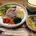 15種野菜とそぼろのビビンバ ドリンク付 1080円