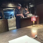 SECRETO - センターキッチンでジントニックを作っている