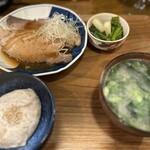 横須賀夜市 - ローストポークのガーリックバターソース、自然薯、味噌汁