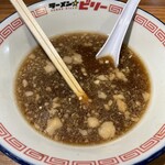 ラーメン☆ビリー PLUS - 『ラーメン(アブラあり・ヤサイ多め・ニンニク多め)』のスープ