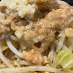 ラーメン☆ビリー PLUS - 『ラーメン(アブラあり・ヤサイ多め・ニンニク多め)』のアブラ