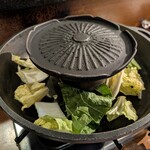 にんにく鶏焼肉サン - 最初にセットされてるお鍋。