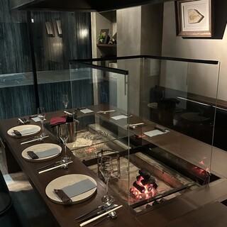 臨場感を楽しむ囲炉裏カウンター。デートや記念日、接待にも最適