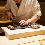 炎水 - 急遽、ホタルイカを食事にまわして黒鮑に変更される臨機応変な展開。しかも薄切りにする意図はこの後、明らかに。