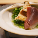 炎水 - 北寄貝の歯応えに膨らむ香ばしさ。菜の花の初々しい青みで繋ぐ先にはさつま揚げ。